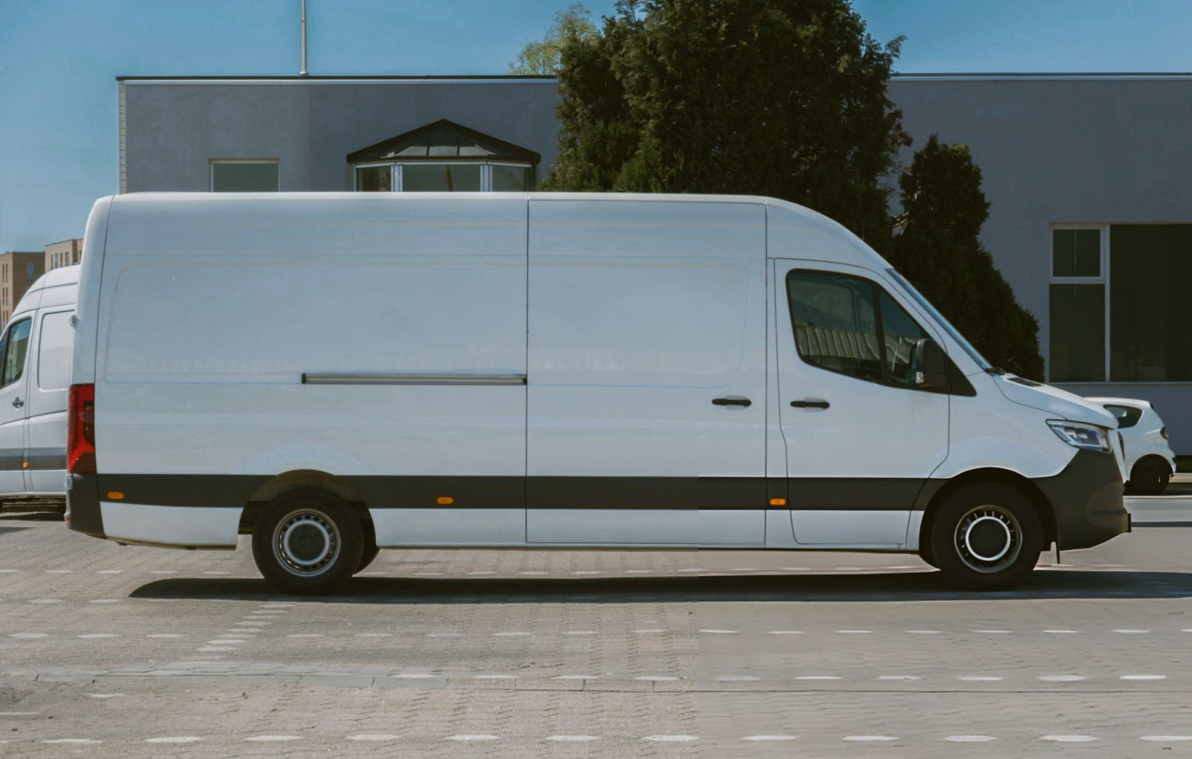 Dubă de marfă modernă disponibilă pentru închiriere în București, ideală pentru transporturi comerciale și livrări sigure.